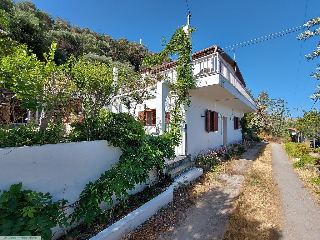 210m2 house close to beach, guest accommodation, fabulous gardens