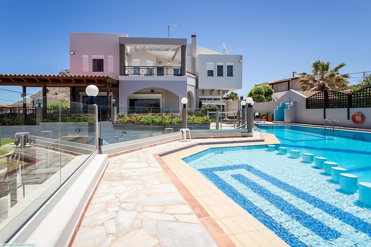 Deluxe beachside villa, 6-beds 10-baths, huge plot, pool, beautiful sea & mountain views