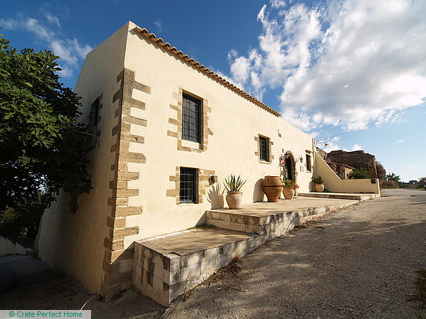 Renovated 4-bedroom olive mill, swimming pool, large garden, EOT licence