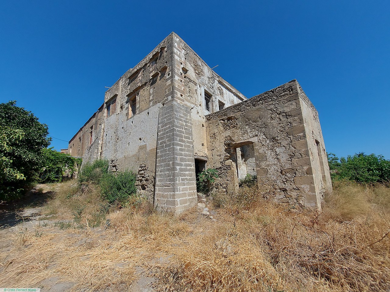 (Renovation) Huge 13-room Venetian / Ottoman stone mansion for complete restoration.